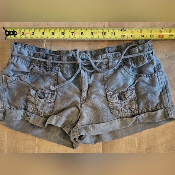 Vintage American Eagle Shorts in Washed Gray. Size 6 - Picture 7 of 10